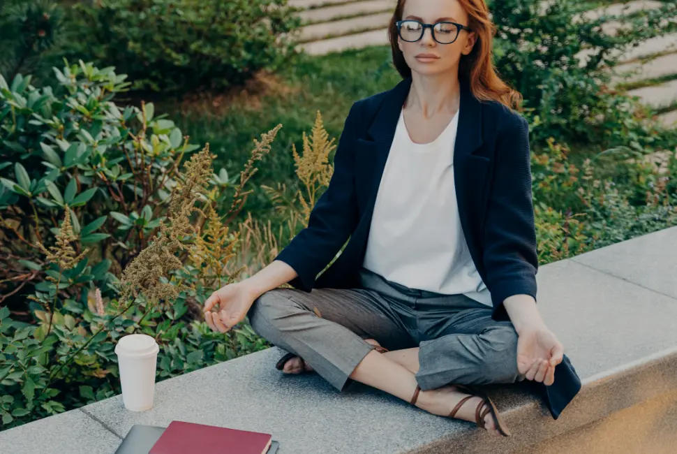 Titelbild, Geschäftsfrau bei Meditaion im Freien