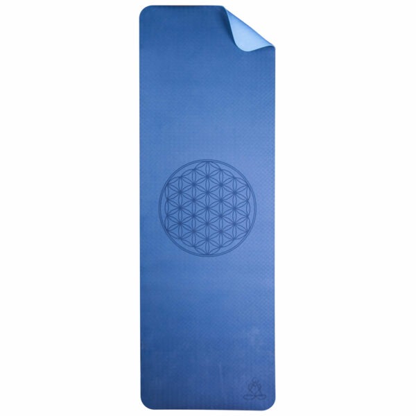 Berk Yogamatte in blau, ausgerollt, eingeklappte Ecke in hellblau