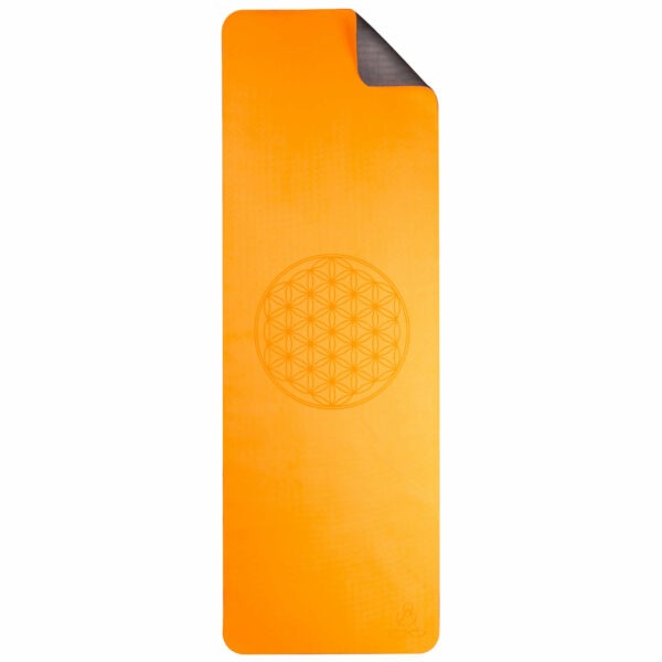 Berk Yogamatte in orange, ausgerollt, eingeklappte Ecke in grau