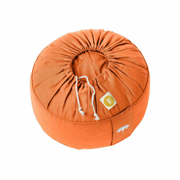 Meditationskissen in orange. Rückseite, Öffnung mit Kordelzug