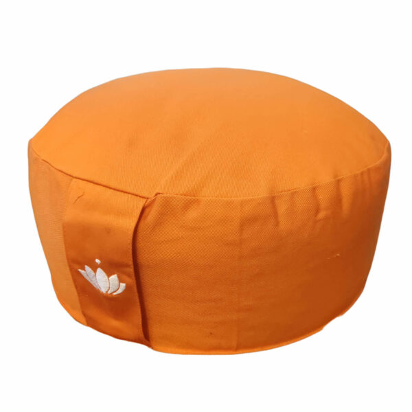 Meditationskissen in orange. Lotus eingestickt