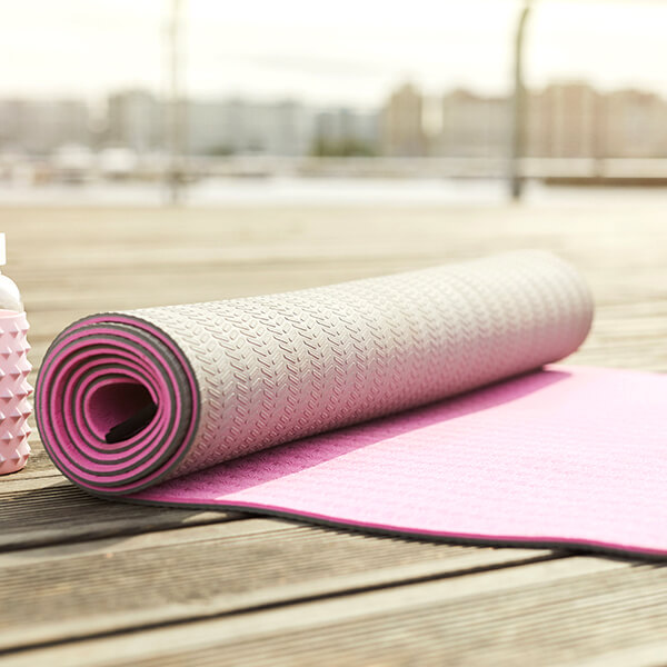 Roafarbene Yogamatte in der Natur