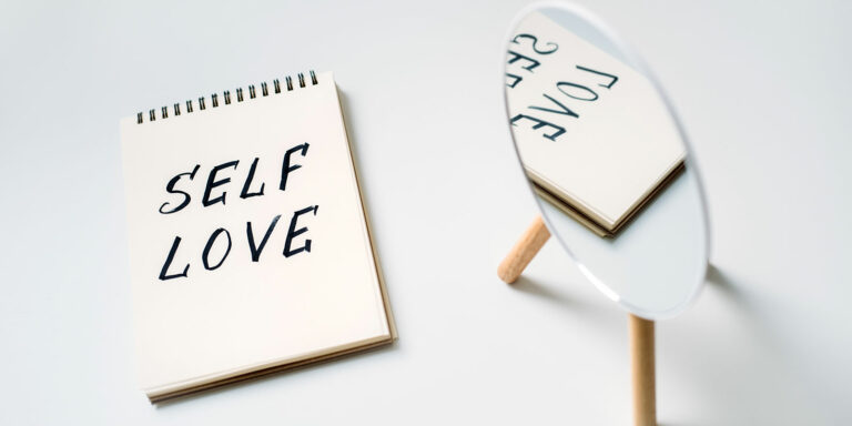 Notizzettel mit den Worten Self Love mit Spiegel