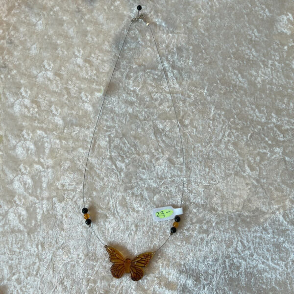 Silberne Kette mit Bernsteinkugeln mit Bernstein-Schmetterling Anhänger