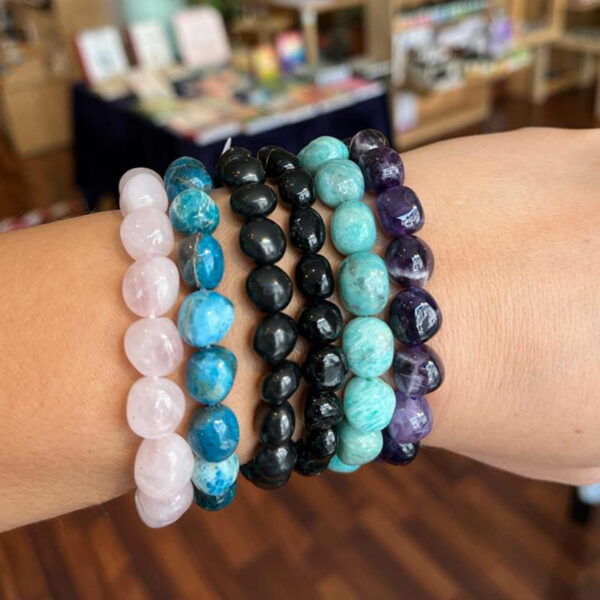 Sechs Edelsteinarmbänder am Handgelenk, verschiedene Steine